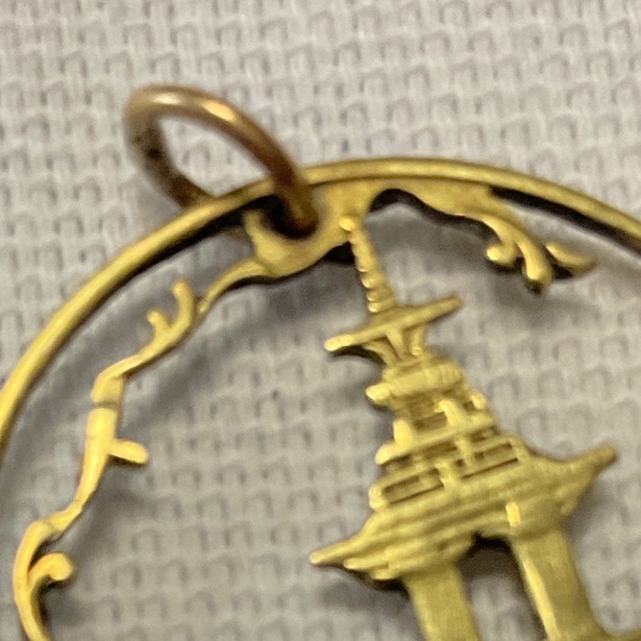 KOREAN 10 WON PAGODA, PUL GUK , TEMPLE. GOLD PLATING. OPENWORK MEDAL. VINTAGE - Picture 4 of 4